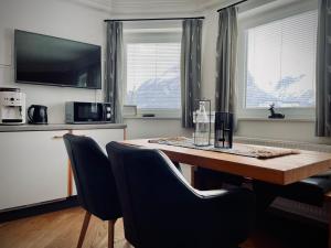 uma cozinha com uma mesa e cadeiras e um micro-ondas em Apartment close to the ski area em Wald im Pinzgau