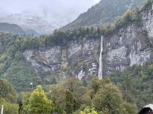 einem Wasserfall an der Seite eines Berges in der Unterkunft Villa Sofie in Meiringen