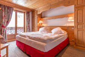 una camera da letto con un grande letto in una camera in legno di Oustalet a Chamonix-Mont-Blanc