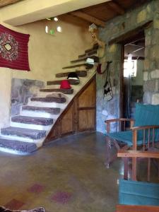 Habitación con escalera situada en un edificio de piedra. en La Amarilla, casa con hermosa vista, en Tilcara