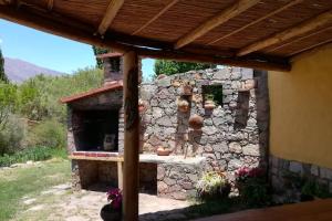 un horno de ladrillo al aire libre en un edificio de piedra en La Amarilla, casa con hermosa vista, en Tilcara