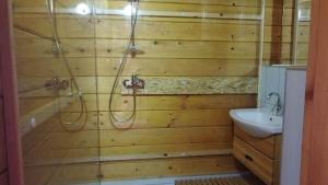 bagno con doccia e lavandino di Guest House Mala Prica a Živinice