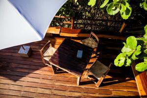 een uitzicht op een tafel en stoelen op een terras bij Hotel El Copal in Mazunte