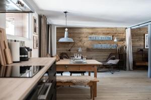 A kitchen or kitchenette at Loft am See