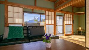 Predel za sedenje v nastanitvi OriOri House Hotel Mt Fuji view 全室富士山ビューの貸切り宿 折々