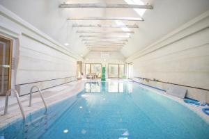 una piscina en un edificio con piscina en Top Mountain Villa, en Wisła