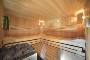 una sauna con 2 camas y una estufa. en Top Mountain Villa, en Wisła