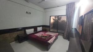 Giường trong phòng chung tại Mount Heaven Hotel Murree