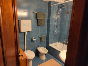 A bathroom at Hometoday - Appartamento nel cuore di San Vito di Cadore