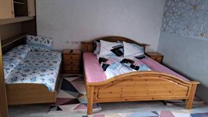 um quarto com 2 camas individuais e uma estrutura em madeira em Casa Luna em Gura Humorului