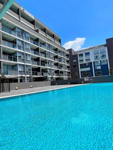 Bazén v ubytování AQUA 306 POOLSIDE Luxury Apartment , Honeysuckle, NEWCASTLE FREE Parking nebo v jeho okolí