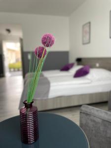 เตียงในห้องที่ PRIMA Inn HOTEL & HOF NEURUPPIN - digitales & rezeptionsloses Motel