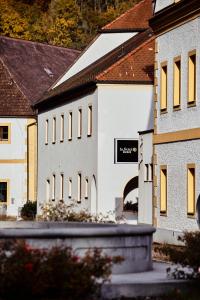 um edifício branco com um sinal na lateral em Hofwirthotel em Sankt Martin im Innkreis