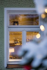 een raam met uitzicht op een eetkamer bij Villa Rein Boutiquehotel in Bad Reichenhall