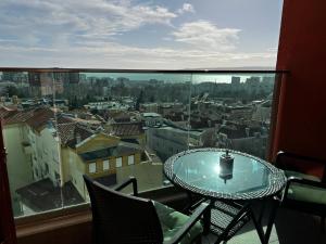 En balkon eller terrasse på Breathtaking sea view apartment