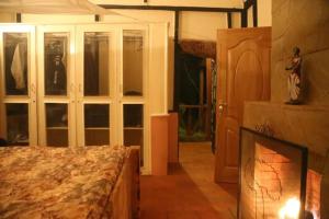 เตียงในห้องที่ Dwardos Cottage - Serene Private Cottage w/Wi-Fi