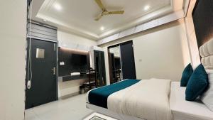 Katil atau katil-katil dalam bilik di Hotel Baba Deluxe at New Delhi Railway Station -By RCG Hotels