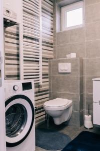 A bathroom at Tulip Guest House II.