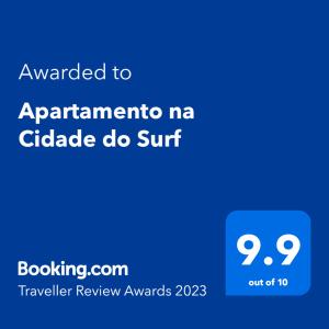 Un certificado, premio, letrero u otro documento en Apartamento na Cidade do Surf