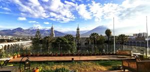 Blick auf eine Stadt mit Bergen im Hintergrund in der Unterkunft Katari Hotel at Plaza de Armas in Arequipa