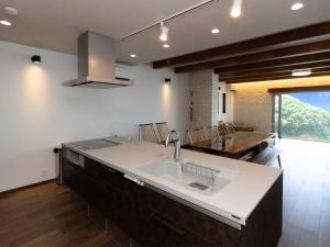 una cucina con lavandino e tavolo con sedie di Sumoto - Cottage - Vacation STAY 24974v a Sumoto