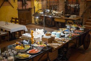 プラハにあるPytloun Old Armoury Hotel Prague, Stará Zbrojniceのテーブルの上にたくさんの料理を並べたビュッフェ