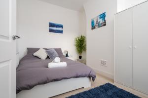 Llit o llits en una habitació de Denebank Lodge - Liverpool Apartments