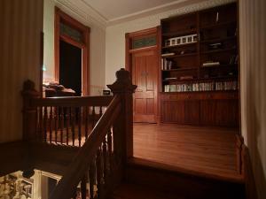 Un escalier mène à une chambre avec une étagère. dans l'établissement Downen House Bed & Breakfast, à Pueblo