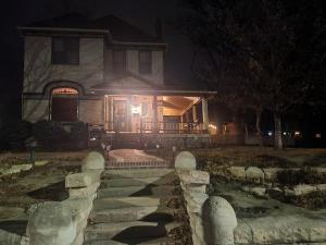 une maison la nuit avec un chemin en pierre devant dans l'établissement Downen House Bed & Breakfast, à Pueblo