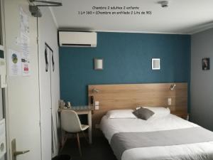 เตียงในห้องที่ Contact Hôtel du Relais Thouars