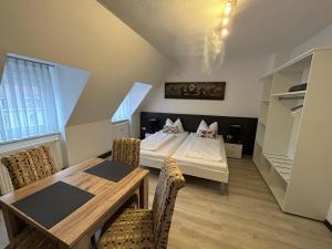 1 dormitorio con 1 cama y 1 mesa con comedor en Aparthotel Gartenstadt, en Bamberg