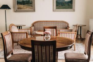 comedor con mesa y sillas en Vila Tartini, en Strunjan