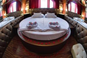 A bed or beds in a room at Hotel Corvin