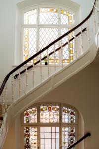 escalera de caracol con vidriera en Bob W Lübeck Old Town, en Lübeck