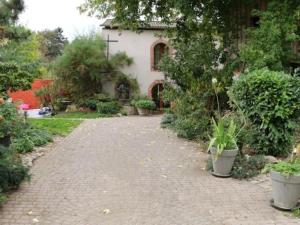 een bakstenen pad voor een huis met planten bij Le Corrigot in Pierry