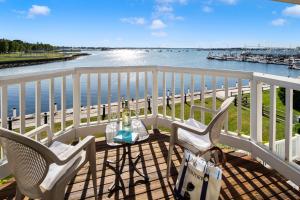 einen Balkon mit 2 Stühlen und einem Tisch mit Weinflaschen in der Unterkunft Wellington Resort in Newport