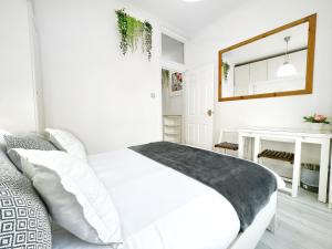 เตียงในห้องที่ LUXURIOUS Terrace 2 Bedrooms in Relaxing Covent Garden Apartment