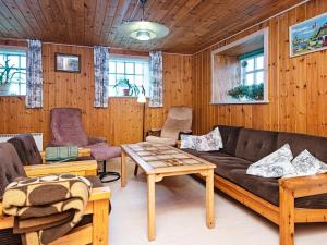 6 person holiday home in Ribe休息區