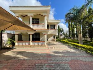 una casa con un passaggio in mattoni davanti di Mudzini gardens - Luxury villa with a pool a Mombasa