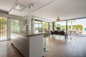 une cuisine ouverte et une salle à manger avec une table et des chaises dans l'établissement Villa Triana4, à Valencina de la Concepción