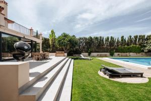 une arrière-cour avec une piscine et une maison dans l'établissement Villa Triana4, à Valencina de la Concepción