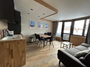 kuchnia i salon ze stołem i kanapą w obiekcie Résidence Les Portes du Soleil - Propriétés Mont Amour w mieście Avoriaz