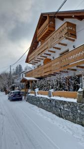 Rezydencja Nad Potoczkiem during the winter