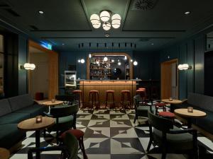 een restaurant met tafels en stoelen en een bar bij Boutique Hotel Waldhaus beider Basel in Bazel