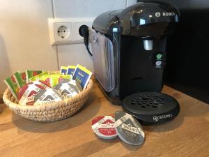 - une cafetière et un panier de biscuits sur un comptoir dans l'établissement LIME HOMES: Balkon, Küche, Netflix, à Barsinghausen