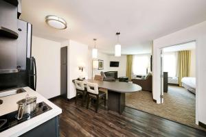 Кухня или кухненски бокс в Sonesta Simply Suites Houston CityCentre I-10 West