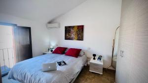 ein Schlafzimmer mit einem Bett und einem Laptop darauf in der Unterkunft West Sardinia Apartment 2 in Càbras