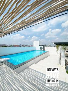 The swimming pool at or close to Loewys Home Tanjung Duren Jakarta Barat