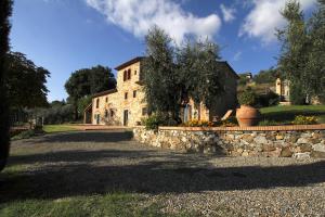 een oud stenen huis met een stenen muur bij Agriturismo San Martino in Quarrata