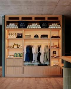 um expositor com roupas num quarto em Ace Hotel Toronto em Toronto